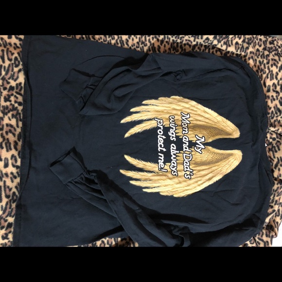 Gildan Tops - GILDAN TOP WINGS ON BACK EUC